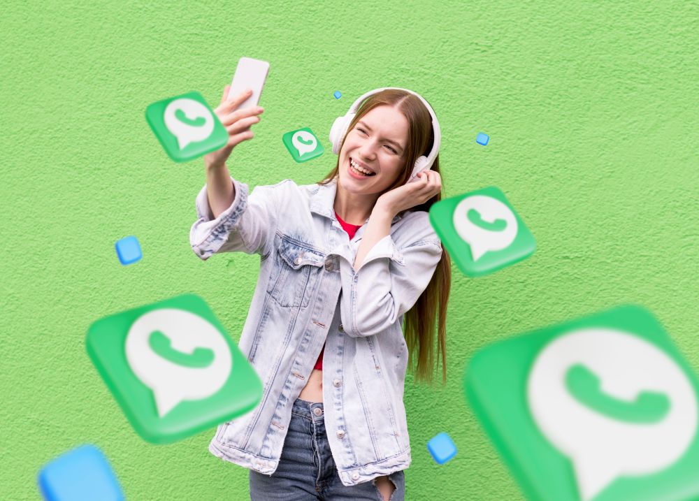 Pessoa usando dois WhatsApp no mesmo celular para separar conversas pessoais e profissionais