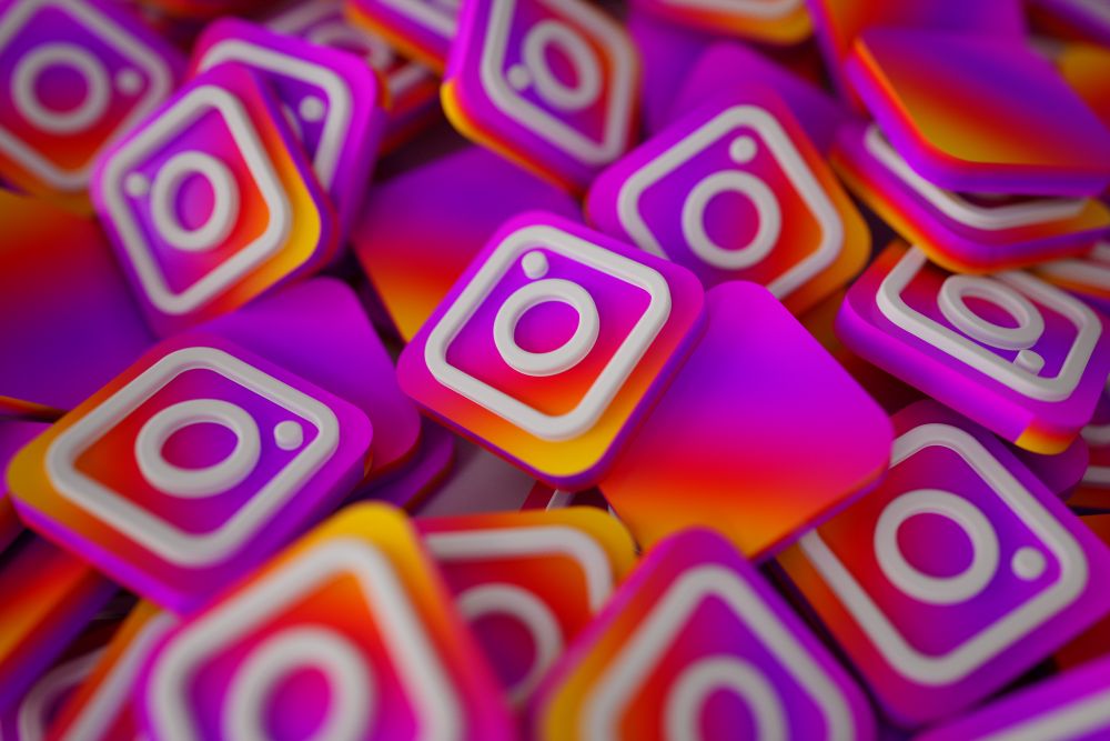 Ícones do Instagram em destaque, representando Instagram Shopping e a sacolinha do Instagram para vendas online.