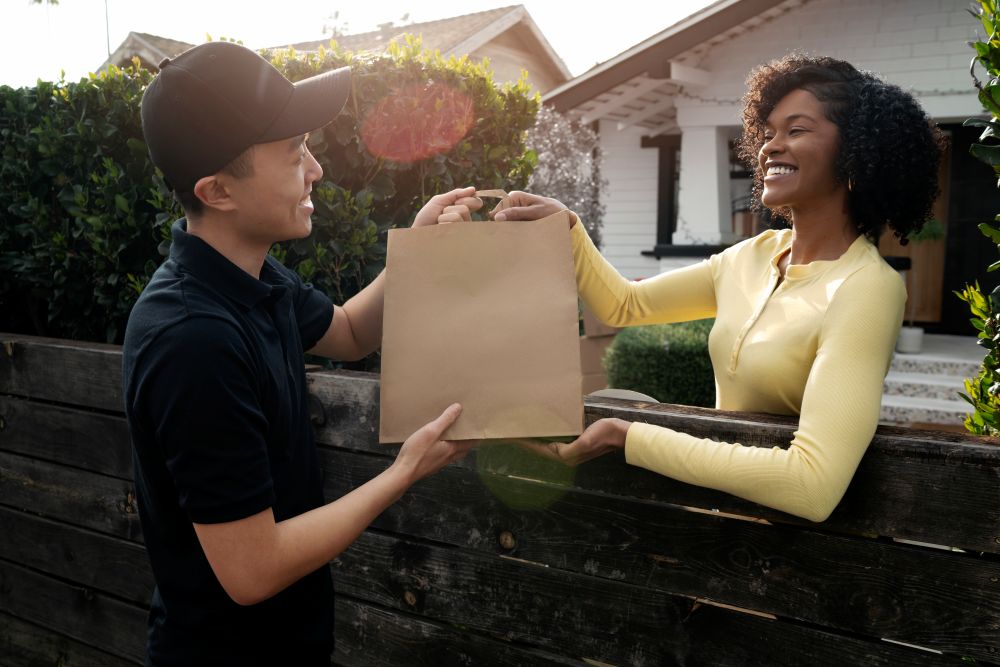 Cliente recebendo pedido em casa com cash on delivery, opção de pagamento na entrega.