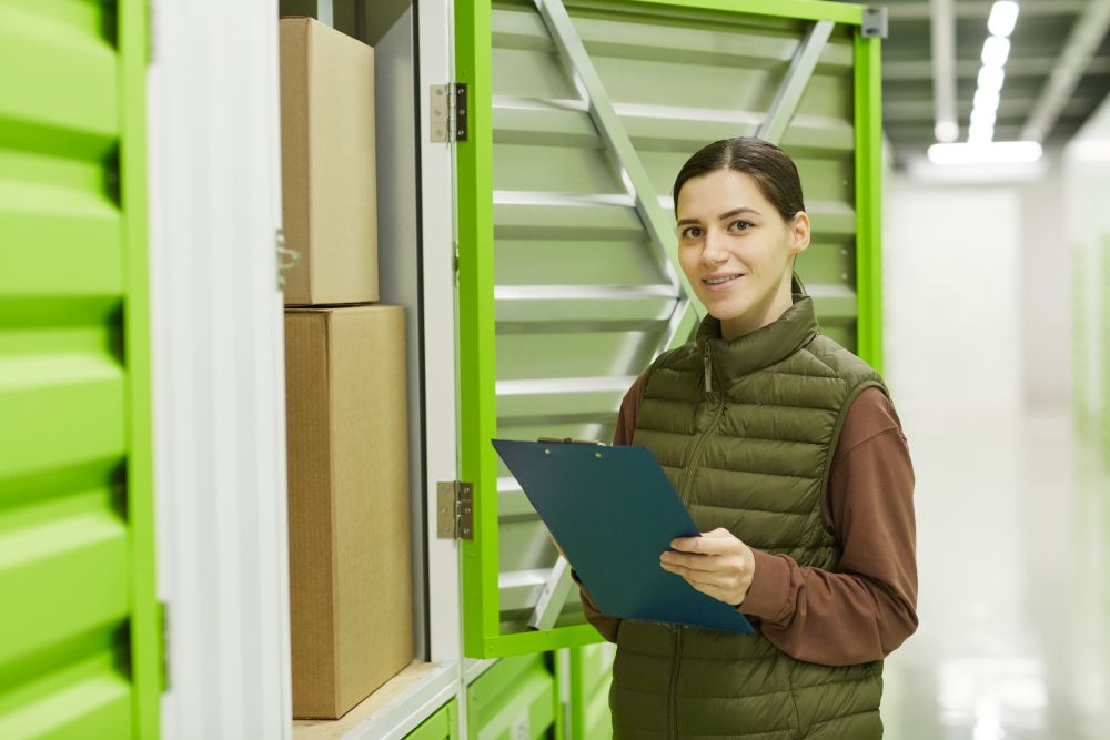Mulher organizando o estoque em um armazém, representando a gestão de logística verde no e-commerce.