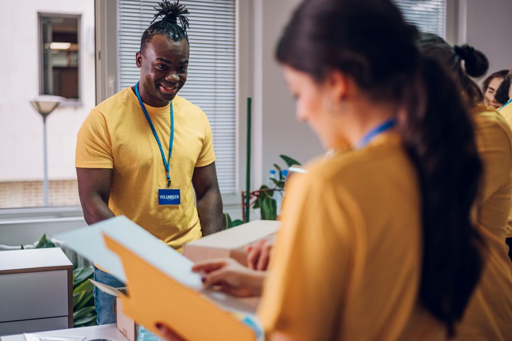 Equipe organizando encomendas para envio — representando a logística de envios com PAC Correios no e-commerce.