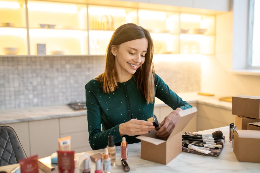 Empreendedora montando caixa com cosméticos — exemplo de negócio baseado em clube de assinaturas de beleza."