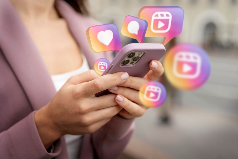 Mulher usando smartphone com ícones do Instagram, representando interações e engajamento — conceito de como vender no Instagram.
