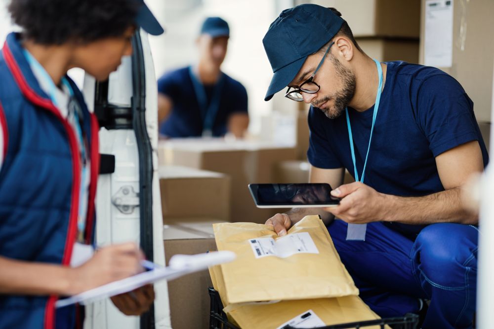 Entregador da shopee se preparando para fazer entrega