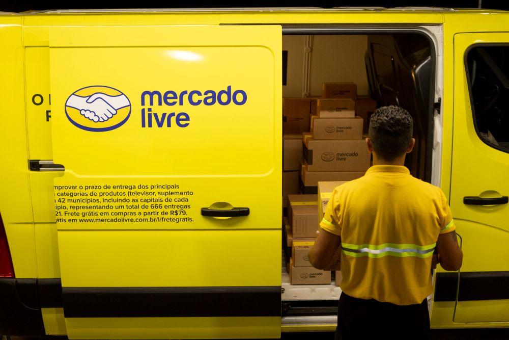 Entregador carregando caixas no veículo do Mercado Livre — exemplo de trabalho como entregador da plataforma