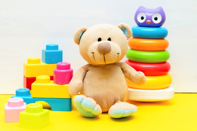 Mix de produtos com brinquedos educativos, urso de pelúcia e blocos coloridos