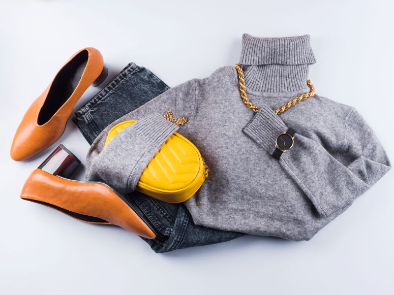 Mix de produtos de moda feminina com suéter, sapatos, bolsa e acessórios dourados.