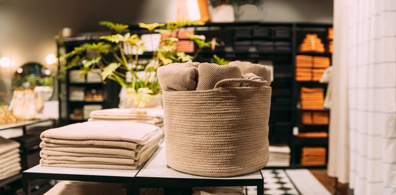 Mix de produtos de decoração com toalhas, cestos de tecido e ambientação aconchegante