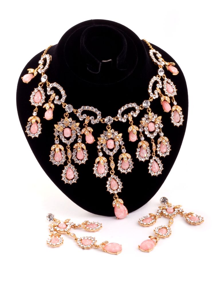 Mix de produtos de acessórios femininos com colar e brincos sofisticados em dourado e rosa