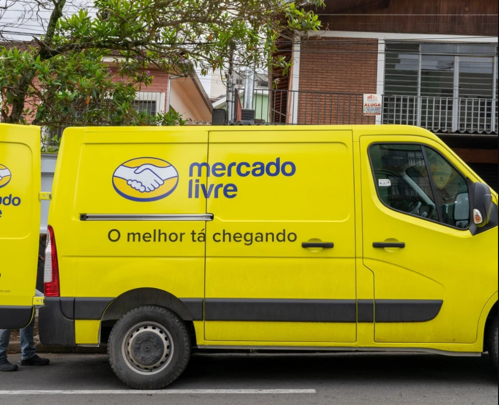 Van amarela do Mercado Livre com a inscrição 'O melhor tá chegando' — representando a transportadora oficial Mercado Envios