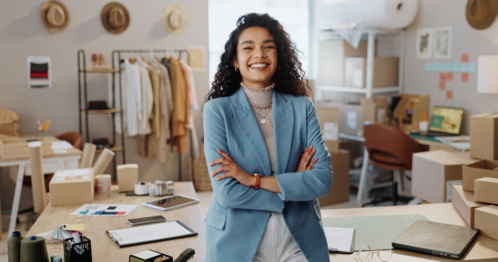 Empreendedora sorridente em escritório com caixas e materiais de e-commerce, simbolizando liberdade após cancelar MEI e recomeçar.