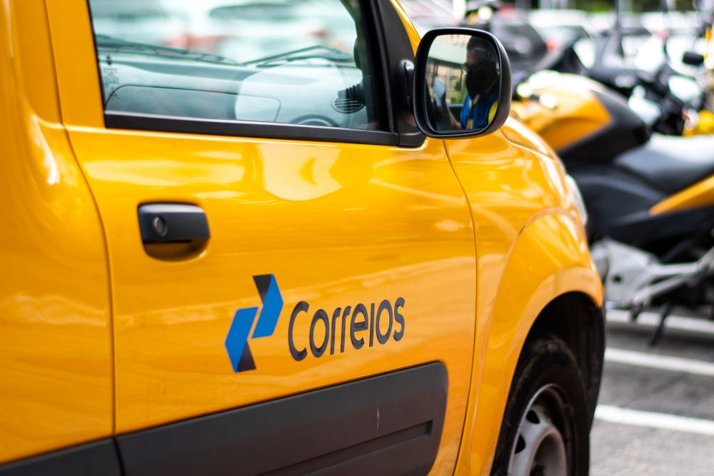 Veículo amarelo dos Correios estacionado, representando os serviços dos Correios utilizados para entregas no e-commerce.