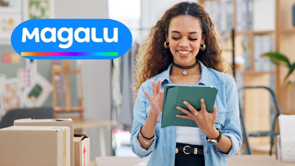 Mulher empreendedora usando tablet entre caixas de envio, representando vendas no Magalu Marketplace