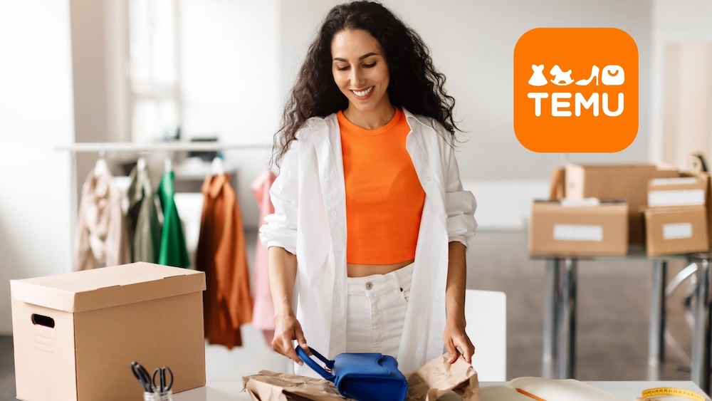 Empreendedora preparando pedidos em loja de roupas com o logo da Temu ao fundo, representando integração entre a plataforma Bagy e o marketplace Temu.