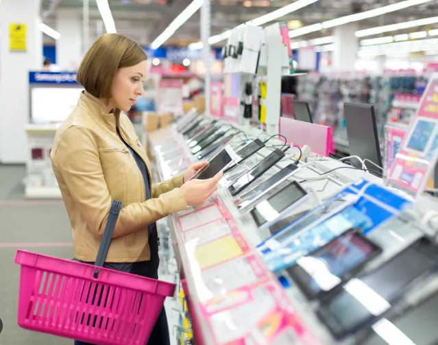 Exemplo de consumidor que vai até a loja física para conhecer o produto