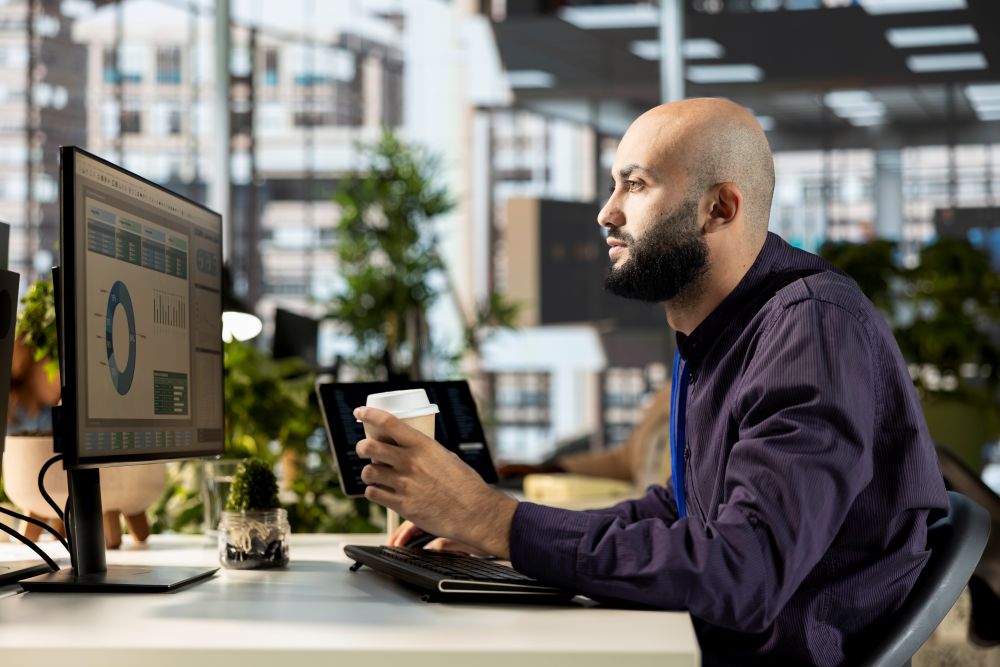 homem analisando hospedagem de site