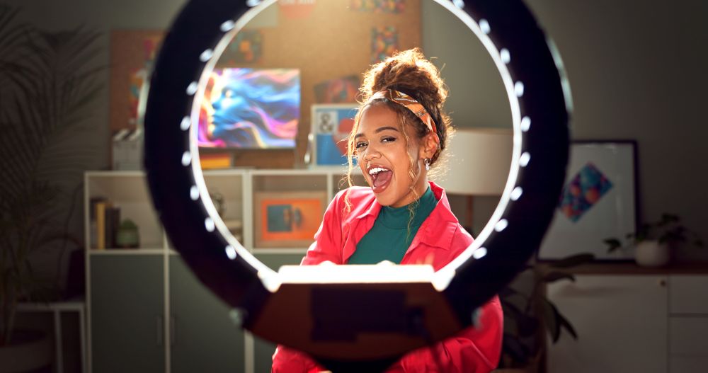 Criadora de conteúdo gravando vídeo com ring light em estúdio caseiro, representando produção de UGC para marcas e e-commerce.