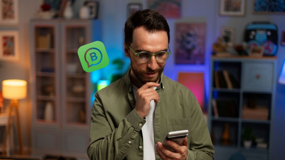 Empreendedor utilizando o WhatsApp Business no celular para atender clientes e organizar vendas online.