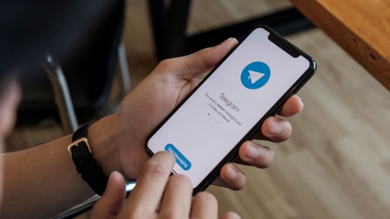 Pessoa abrindo o aplicativo do Telegram